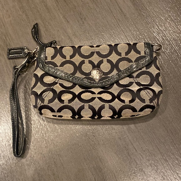 SOLD Coach super cute wristlet 🖤🖤like new 🖤🖤 Color block adorable little bag- - Picture 2 of 15
